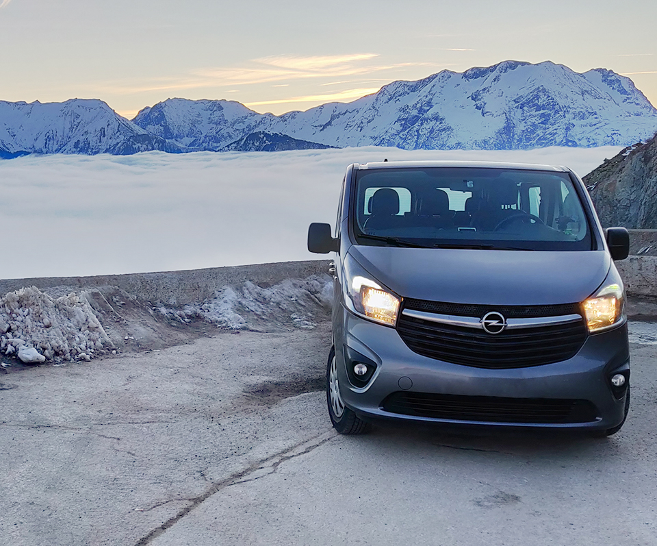 Discover these breath-taking mountain views with Alps2Alps airport transfers